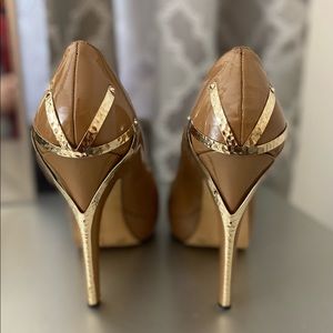 Vince camuto nude peep toe gold detail pumps